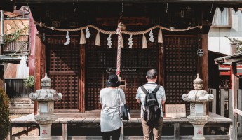 Khám Phá Nhật Bản Qua Các Biểu Tượng Tại Đền Thờ Thần Đạo