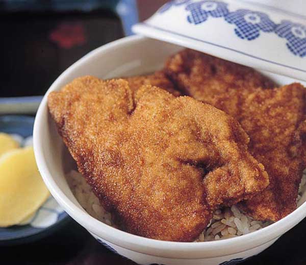 Cơm thịt chiên xù sốt tuơng địa phương