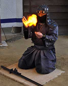 Ninja biểu diễn màn tạo lửa