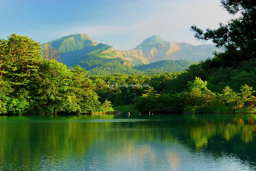 Cảnh hồ Goshikinuma trong xanh