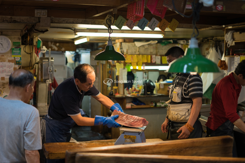 Chợ cá Tsukiji là một trong những điểm đến thu hút nhất Tokyo.