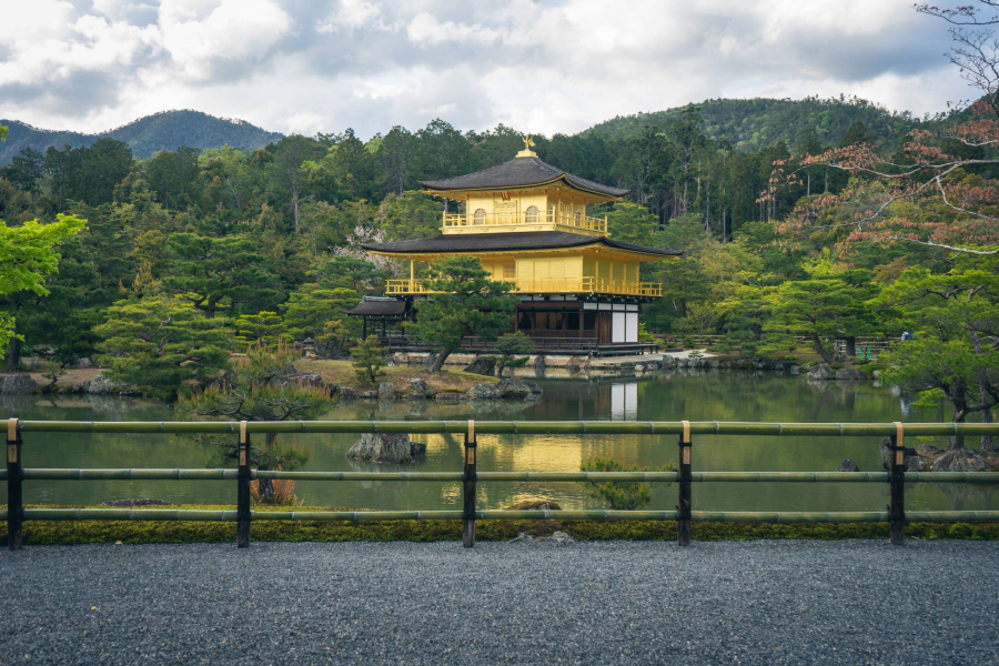 Kinkakuji được biết đến là ngôi chùa mái vàng và được UNESCO công nhận là di sản văn hóa thế giới năm 1994 và đón chào hơn 5 triệu lượt khách mỗi năm. Chùa Vàng Kinkakuji bị cháy trong một trận hỏa hoạn vào năm 1955 và được cho là bị đốt bởi một vị tu sĩ mới. Tuy nhiên tuổi đời của chúng vẫn được xem là khá xưa cũ, vào khoảng thế kỷ thứ 14.  (Nguồn: OSCAR BOYD)