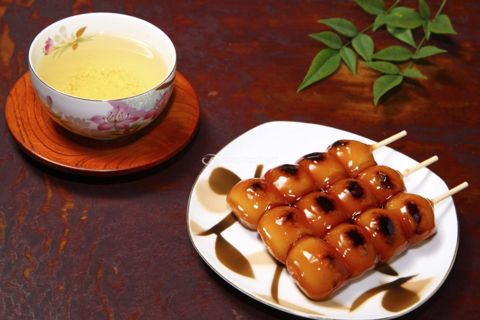 Bột đậu nành được dùng để rắc lên bề mặt bánh hòa cùng lớp đường mật và nhấm nháp với trà nóng đem lại cảm giác ngon miệng