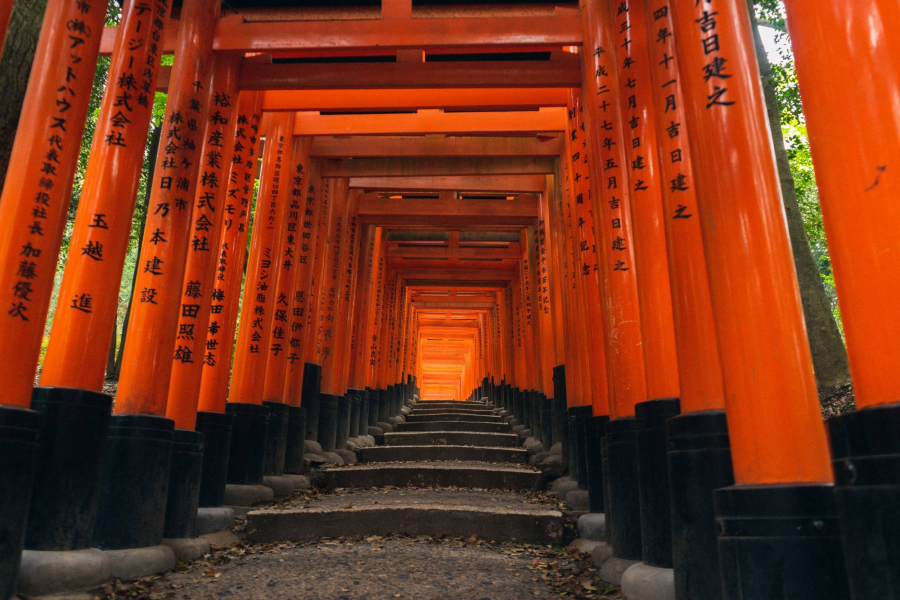 Đền Fushimi Inari đón chào hơn 2,7 triệu du khách mỗi năm và được biết đến với hình tượng những chiếc cổng torii truyền thống. Tại đây được cho là có 1,000 chiếc cổng mặc dù thực tế con số này lên đến tổng cộng là 10,000 chiếc nối dài dẫn lối xuống núi Inari. Đến đền Fushimi Inari vào buổi sáng sớm, bạn sẽ có cơ hội trông thấy những khung cảnh đường hầm vắng lặng và thám hiểm chúng như một chơi một ván game dài thường thượt. Vào giữa trưa thì nơi này trở nên vắng tanh, chỉ có hình bóng của người dân địa phương và một số người giao hàng cho Sagawa Express.  (Nguồn:GABRIELE BORTOLOTTI)