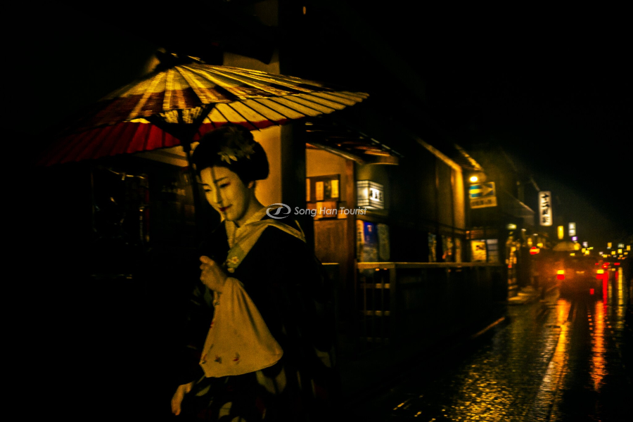 Geisha được bắt gặp trên con phố cổ Nhật Bản