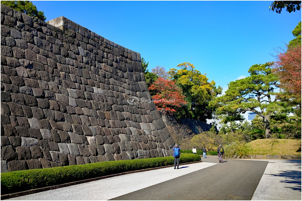 Bức tường thành bằng đá có tuổi thọ hàng trăm năm.