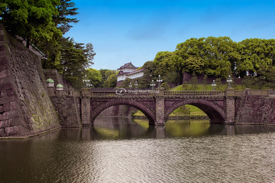 Cầu Nijubashi (Nhị Trọng Kiều) là địa điểm check - in nổi tiếng tại hoàng cung Tokyo.