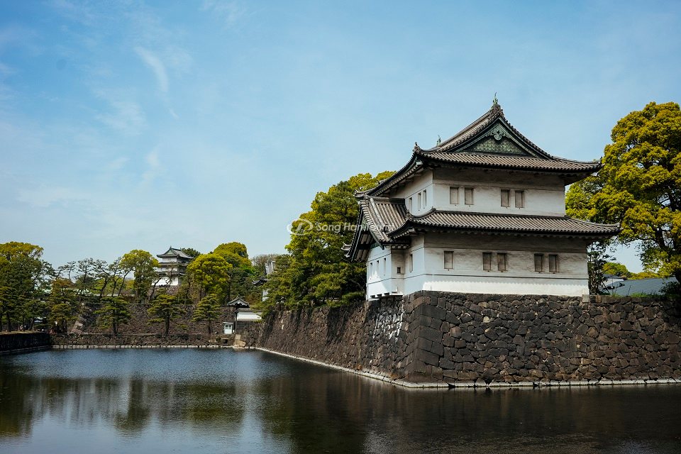 Hoàng cung Tokyo Imperial Palace nổi bật giữa thủ đô Tokyo hoa lệ.