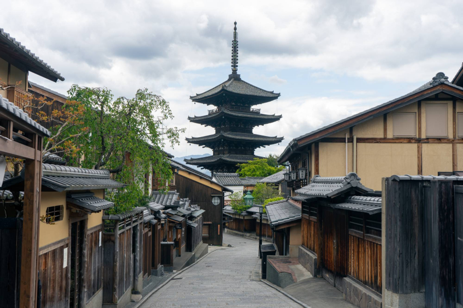 Phía cuối quận Higashiyama là chùa Yasaka thuộc Kyoto - một trong những nơi ai cũng muốn chiêm ngưỡng và là cấu trúc của chùa Hokanji được xây dựng vào cuối thế kỷ thứ 6. (Nguồn: OSCAR BOYD)