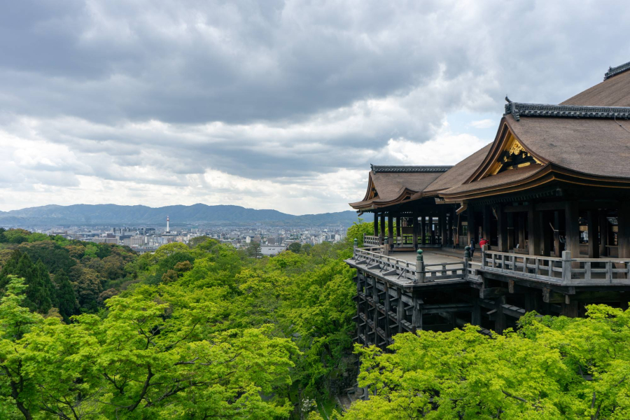 Chùa Kiyomizudera được xây dựng cạnh bên núi Otoward, nằm tại rìa phía đông của quận Higashiyama tầm nhìn toàn cảnh Kyoto. Đây là một trong những di sản thế giới được UNESCO công nhận. Chùa Kiyomizudera được tìm thấy năm 7800 và cho xây dựng lại vào thế kỷ thứ 5 sau khi cháy và đã cải tạo lại khu chánh điện Okunoin vào tháng 3. Ngôi chùa này đón hơn 5 triệu du khách mỗi năm, mặc dù đã được phục hồi tuy nhiên bên trong của chúng hầu như rỗng tuếch.  (Nguồn: OSCAR BOYD)