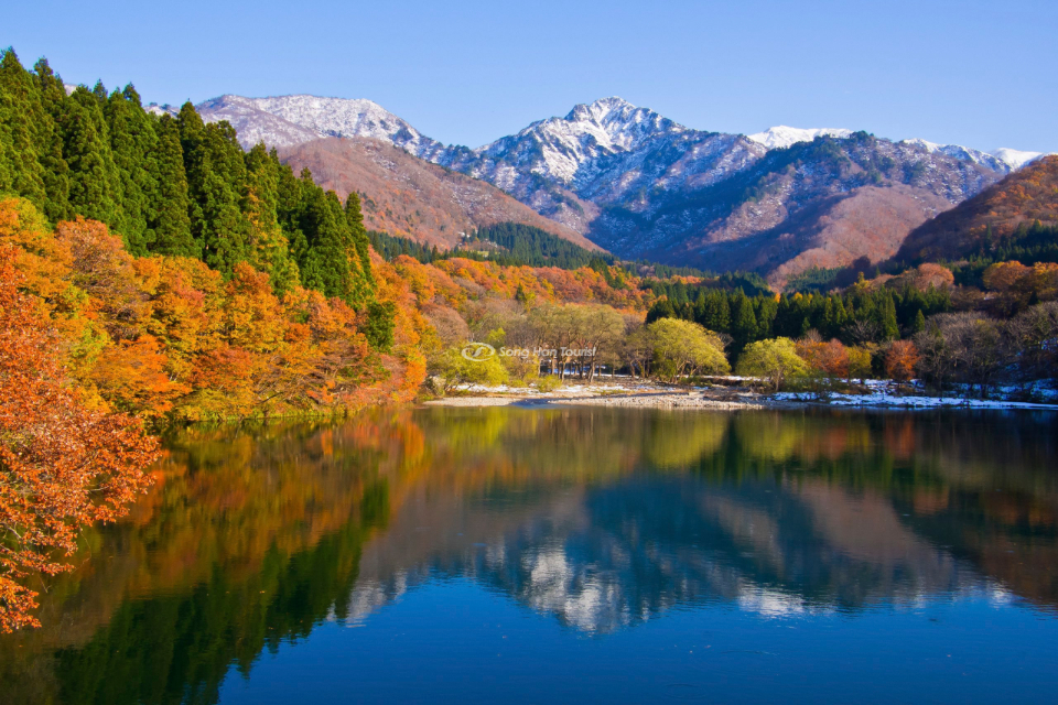 Mặt hồ  Hồ Daigenta (Niigata) trong vắt vào mùa thu