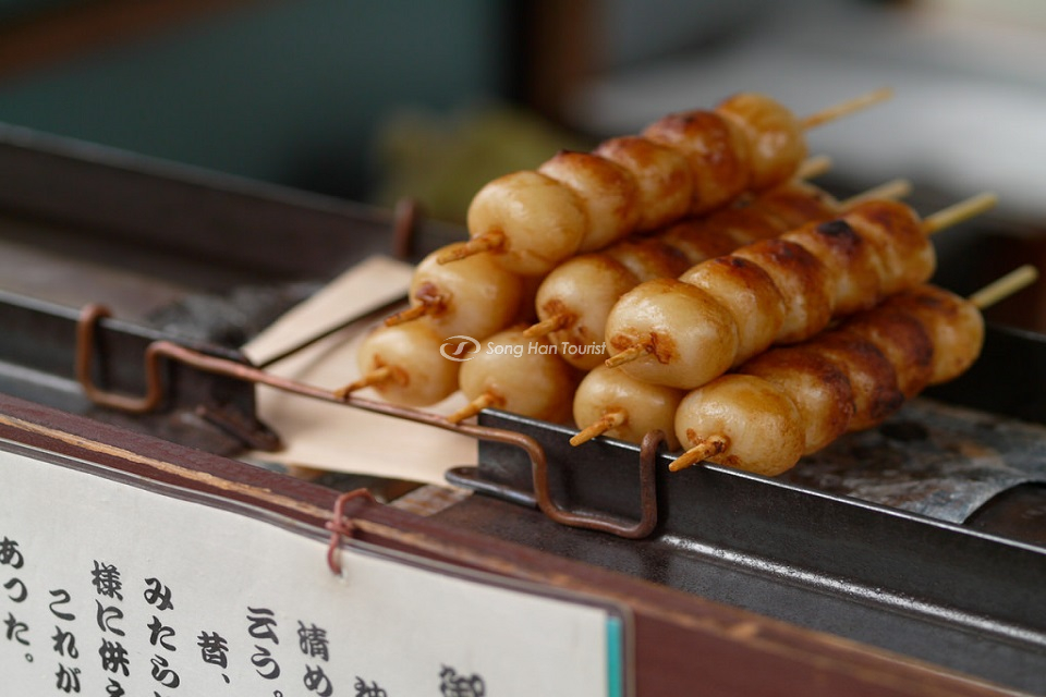Mitarashi Dango - món bánh gọa nướng quyến rũ với lớp tương ngọt.