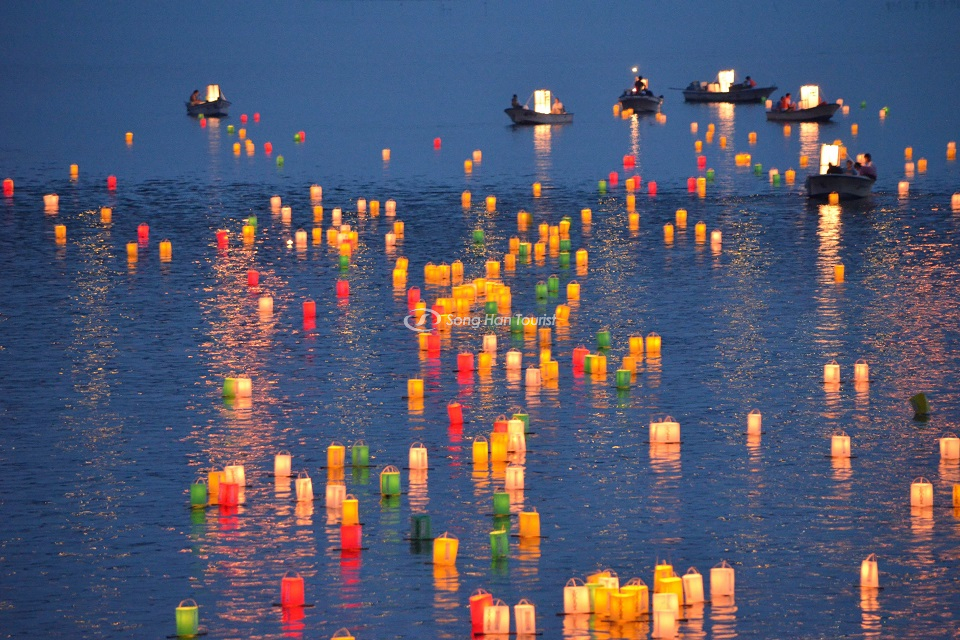 Thả đèn trên sông là hoạt động chính của lễ hội đèn lồng