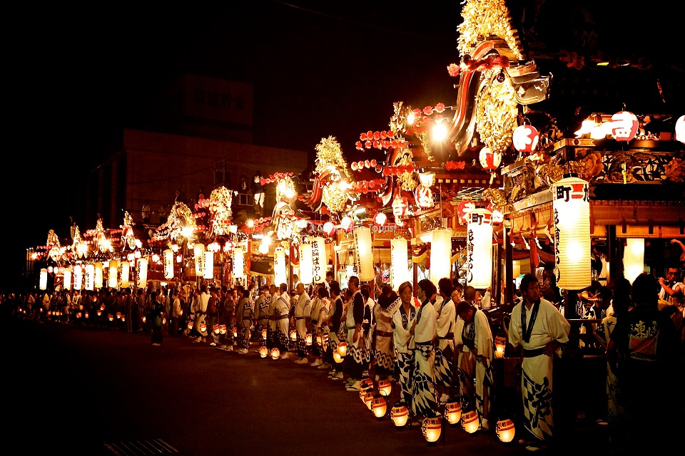 Lễ hội đèn lồng Obon diễn ra vào tháng 8 hằng năm
