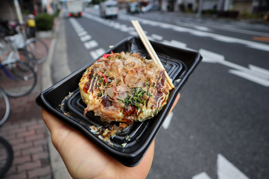 Okonomiyaki là món ăn đường phố hấp dẫn của Nhật Bản