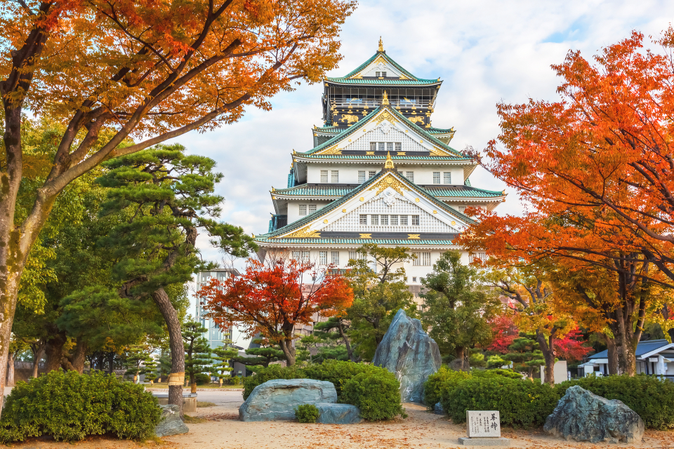 Công viên thành Osaka là một trong những địa điểm ngắm lá thu nổi tiếng.