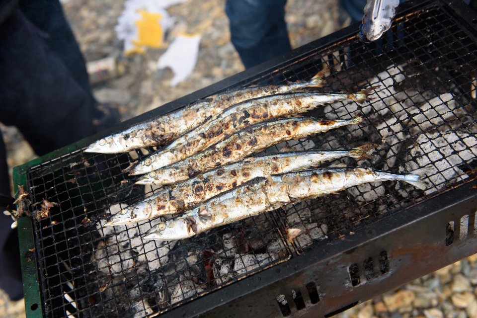 Cá Sanma nướng muối là món ăn mùa thu phổ biến.