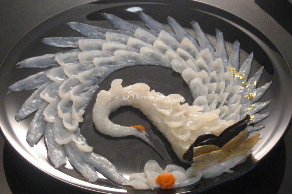 Sashimi cá nóc là món ăn công phu của nền ẩm thực và du lịch Nhật Bản