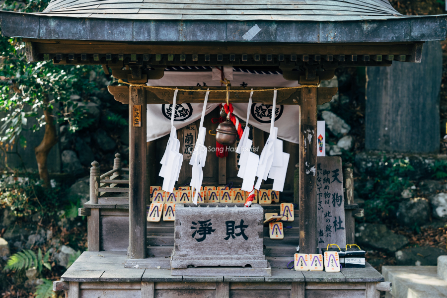 Shide được đặt tại nhiều nơi trong đền