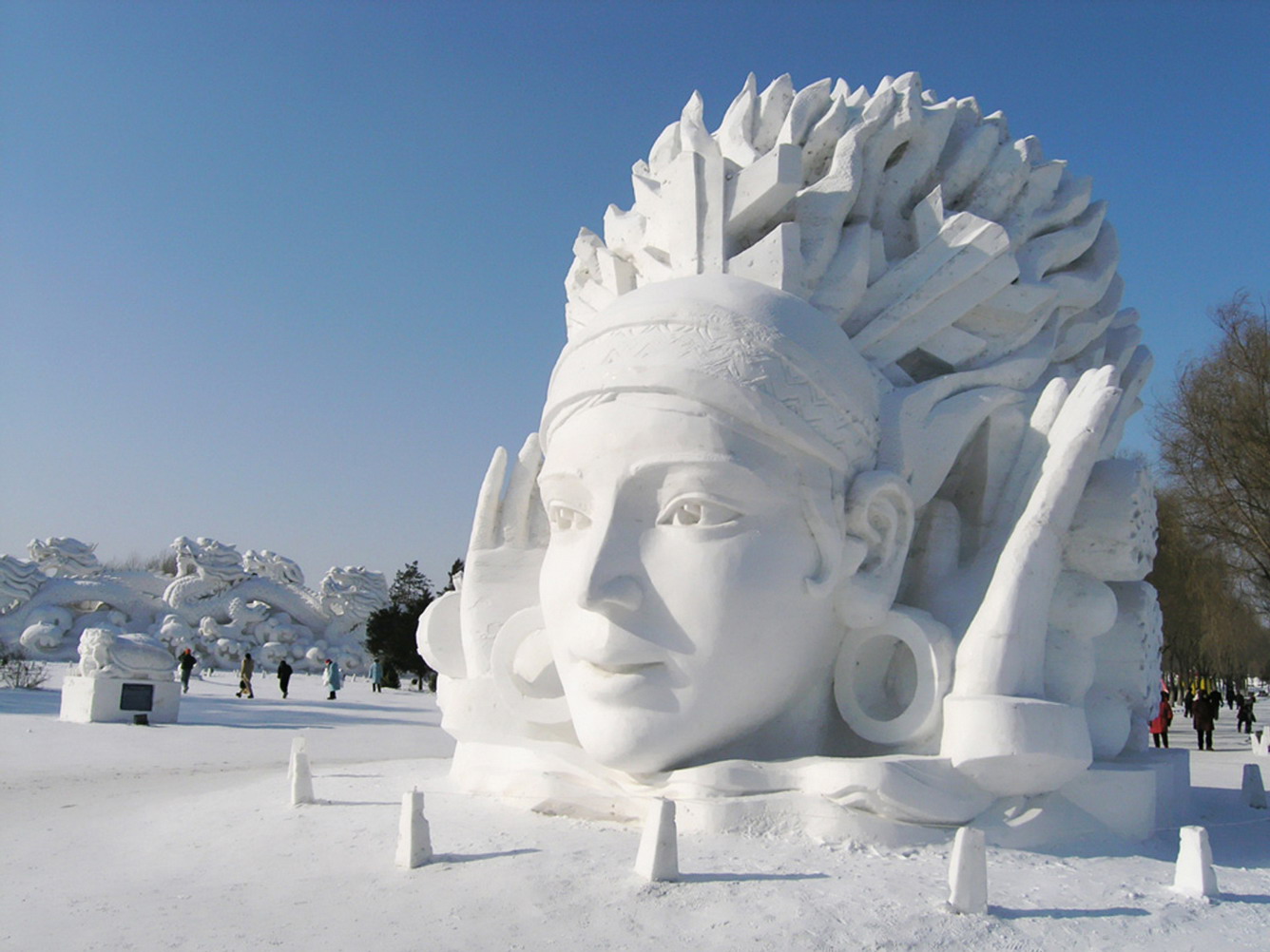 Tượng điêu khắc từ tuyết của nghệ nhân Nhật Bản