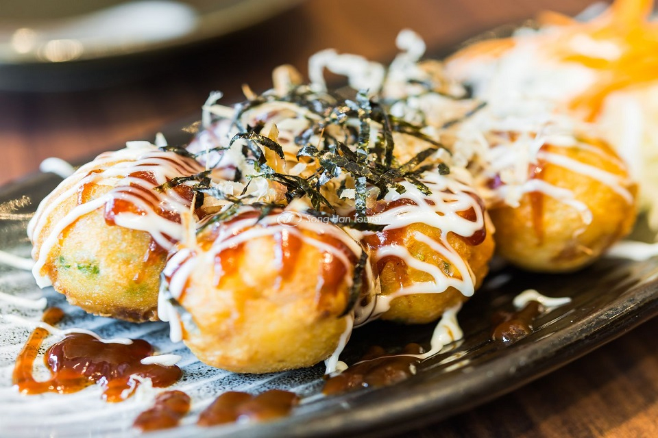 Takoyaki là một trong những món ăn đường phố nhất định phải thử khi du lịch Tokyo mùa hè