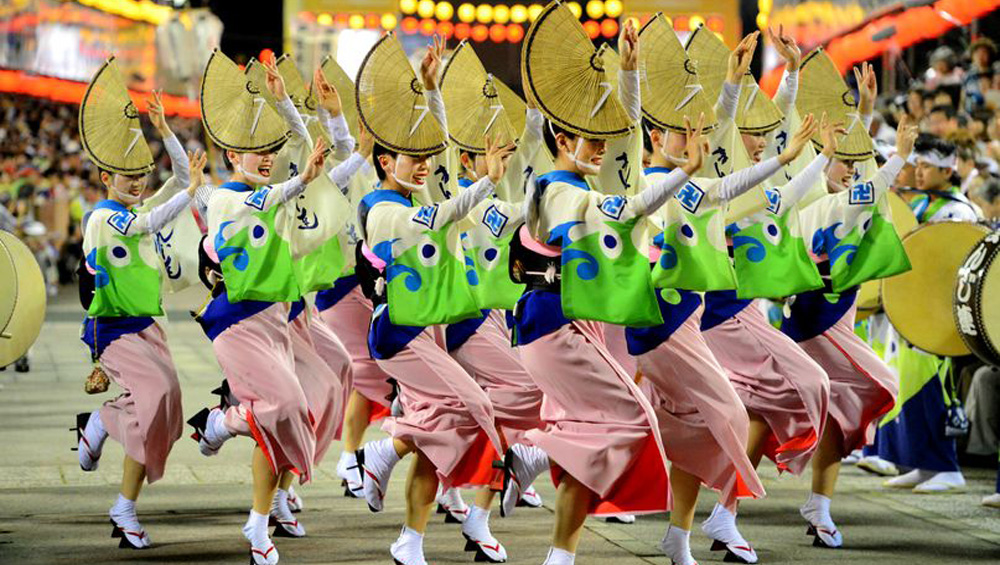 Rộn ràng điệu nhảy mùa lễ hội trong trang phục truyền thống