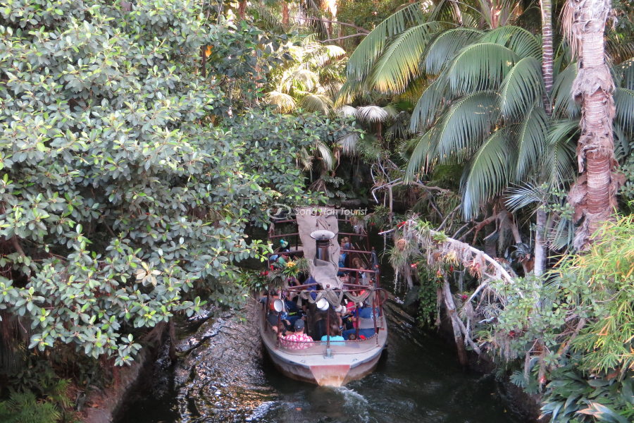 Trải nghiệm khu rừng nhiệt đới trong trò Jungle Cruise