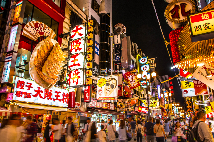 Đường phố Nhật Bản rực rỡ sắc màu với những cửa hàng truyền thống và những dòng người đông đúc. Cảnh quan lãng mạn và kiến trúc tinh tế khiến đường phố như muôn hoa khoe sắc. Click để chiêm ngưỡng hình ảnh đường phố Nhật Bản đẹp tuyệt vời này nhé!