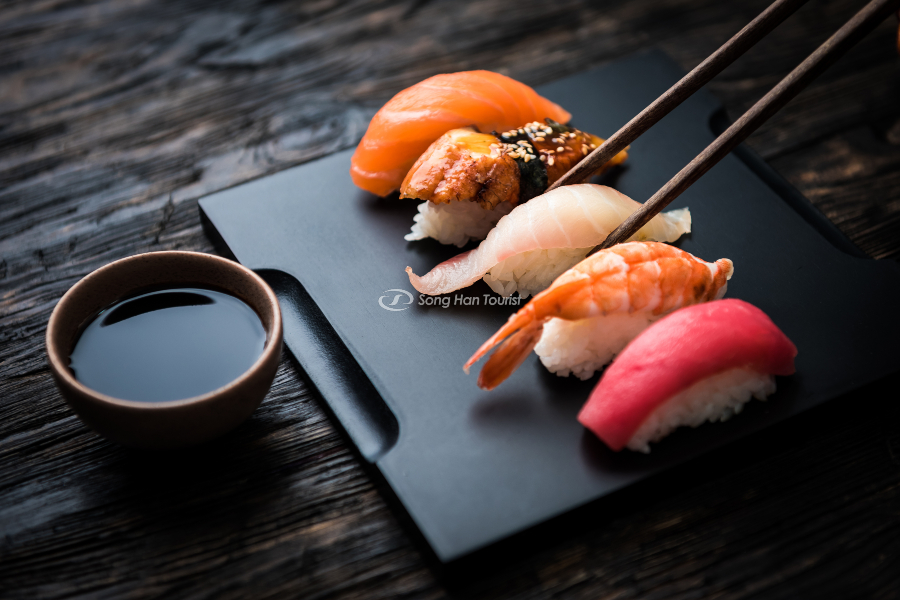 Ăn Sushi cùng nước tương truyền thống