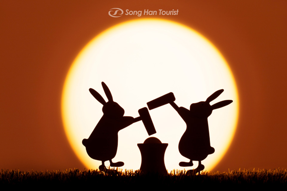 Biểu tượng thỏ giã bánh giầy trên cung trăng. (Nguồn: Shutterstock)