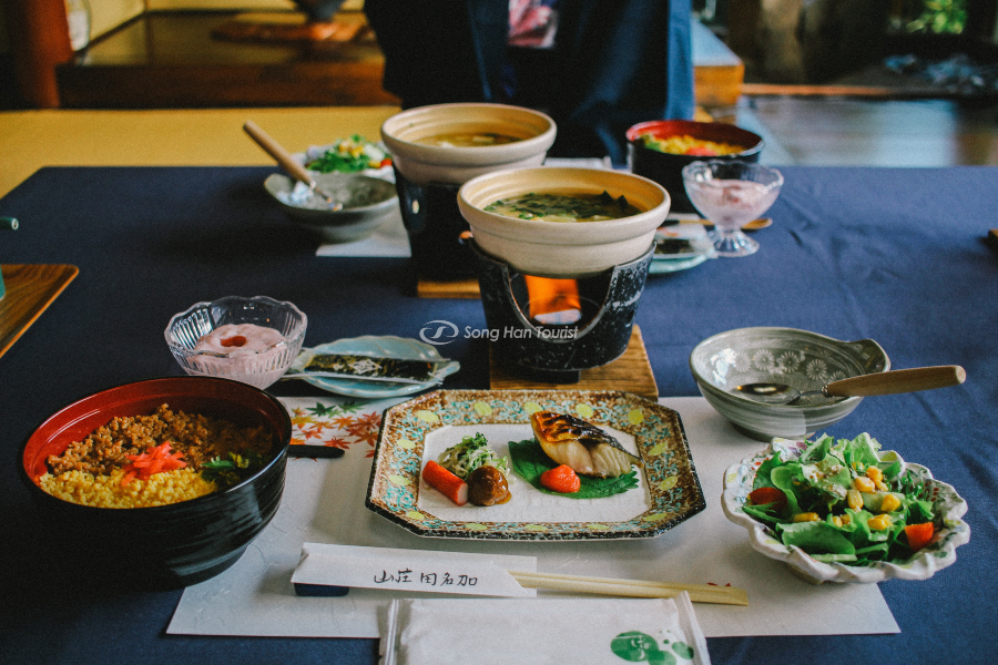 Bữa ăn với những thực phẩm Nhật Bản chất lượng
