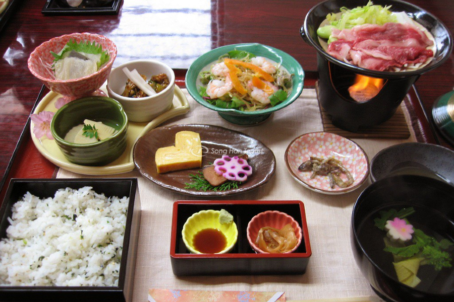 Bữa Kaiseki thịnh soạn tại nhà trọ truyền thống