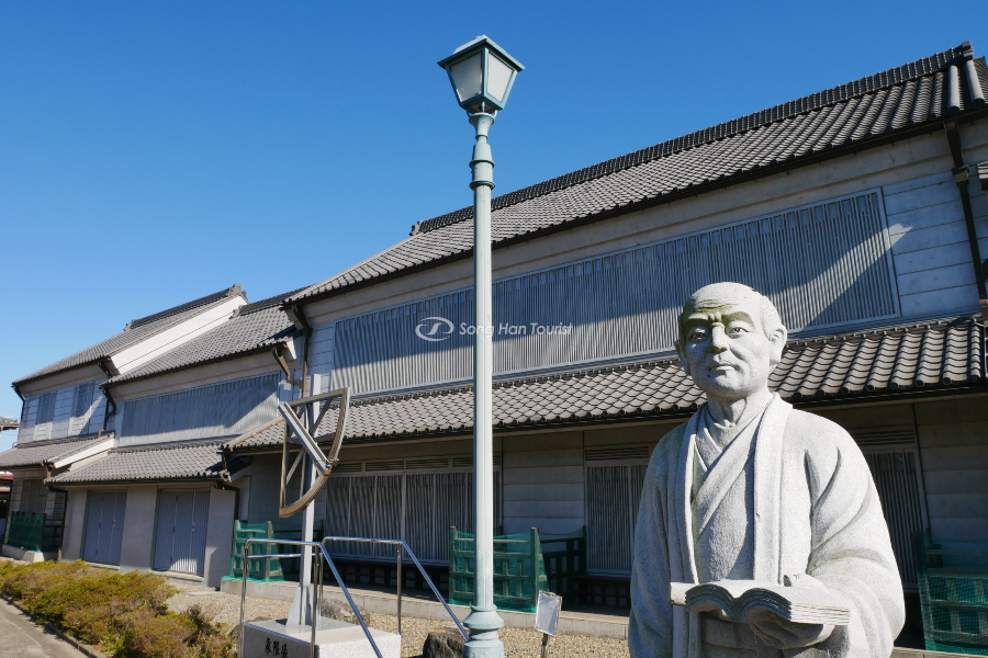Bức tượng của Tadataka Ino - người vẽ bản đồ nước Nhật tại thị trấn