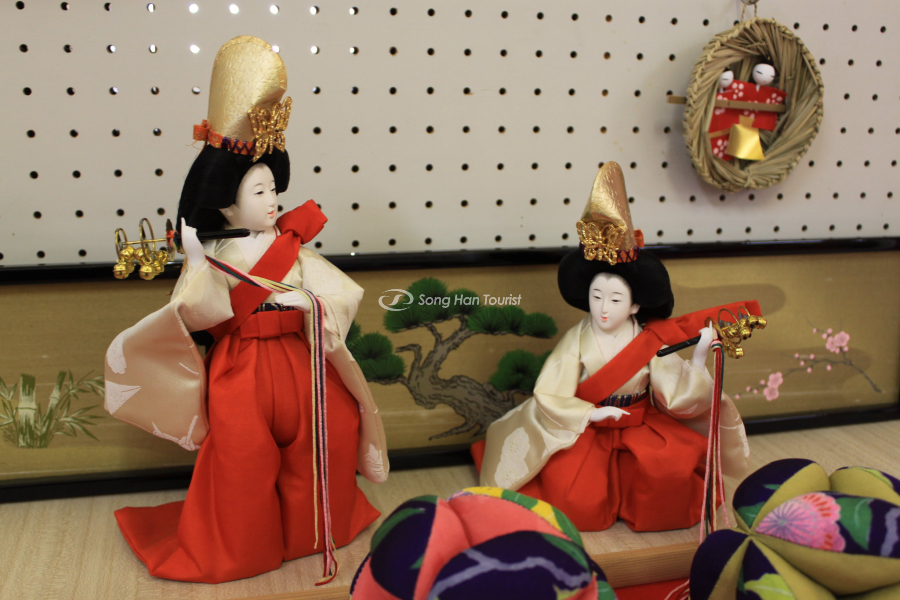 Búp bê Nhật được điêu khắc kỹ lưỡng 