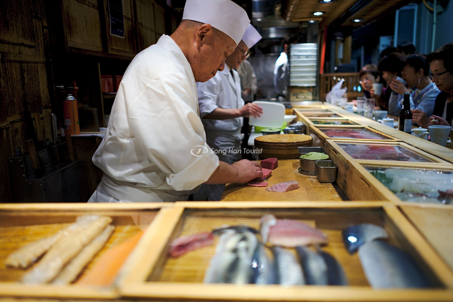 Các đầu bếp tài năng trổ tài chế biến Sashimi