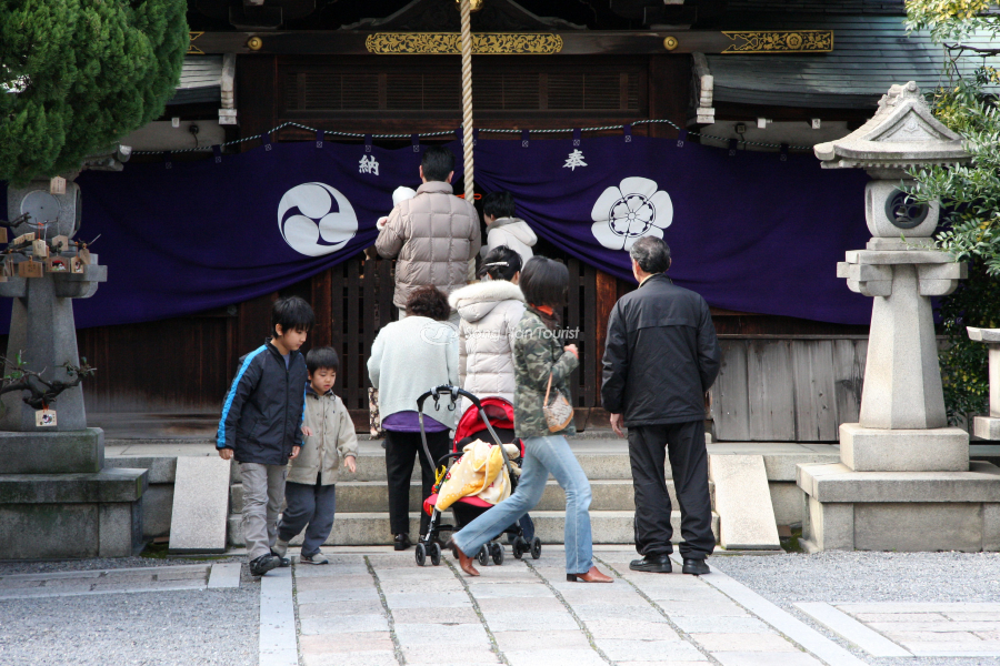 Các gia đình sum họp tại đền chùa