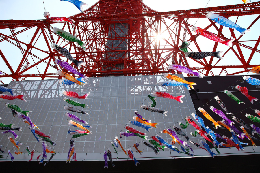 Các hàng cờ cá chép đầy sắc màu tại tháp Tokyo