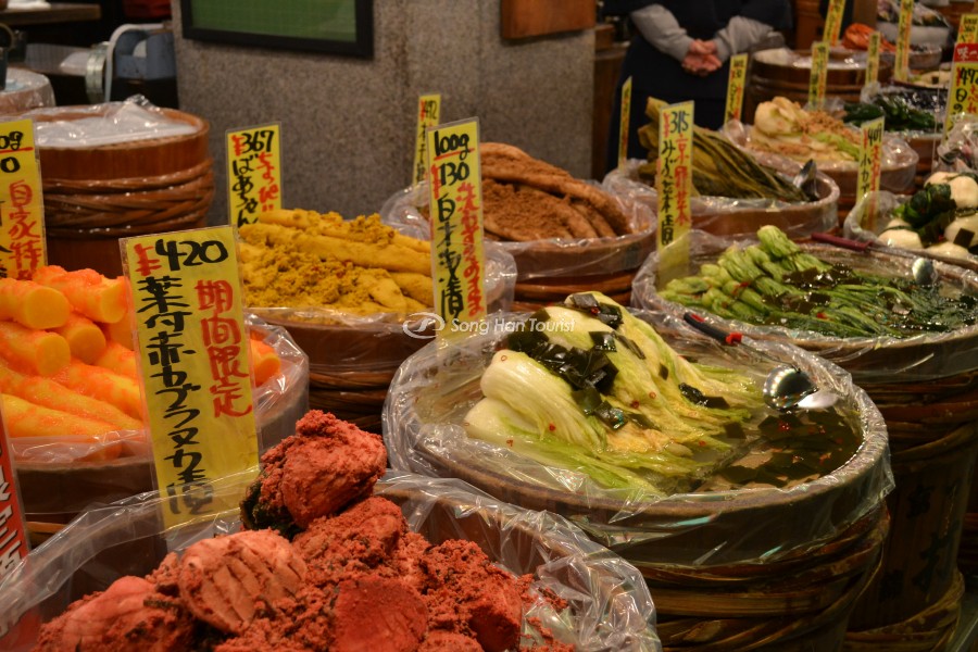 Nhiều món ăn được bày bán tại chợ Nishiki