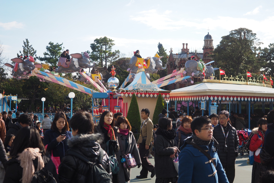 Cảnh tượng đông đúc thường nhật tại Disneyland Tokyo