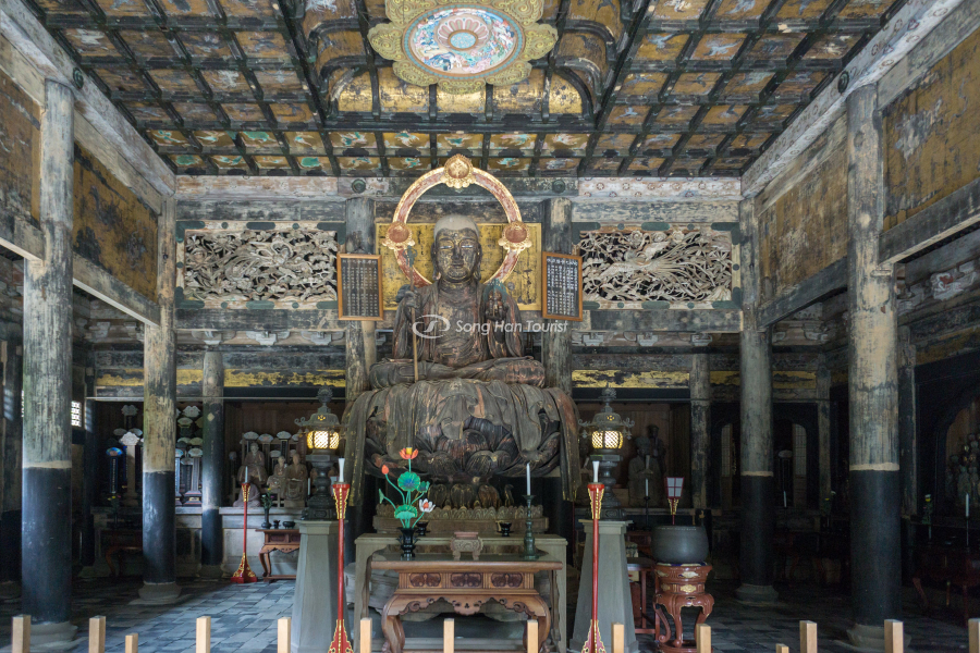 Chánh điện với tượng Phật lớn