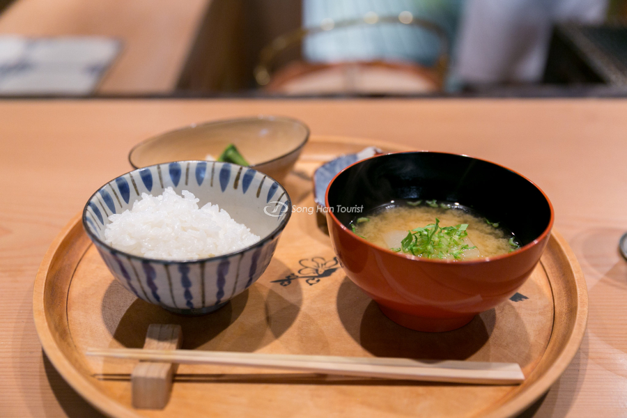 Chén súp Miso trong bữa ăn trưa của người địa phương