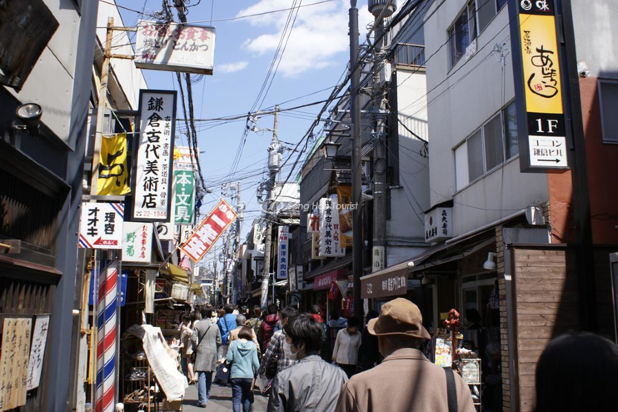 Con phố Komachi-dori nhộn nhịp