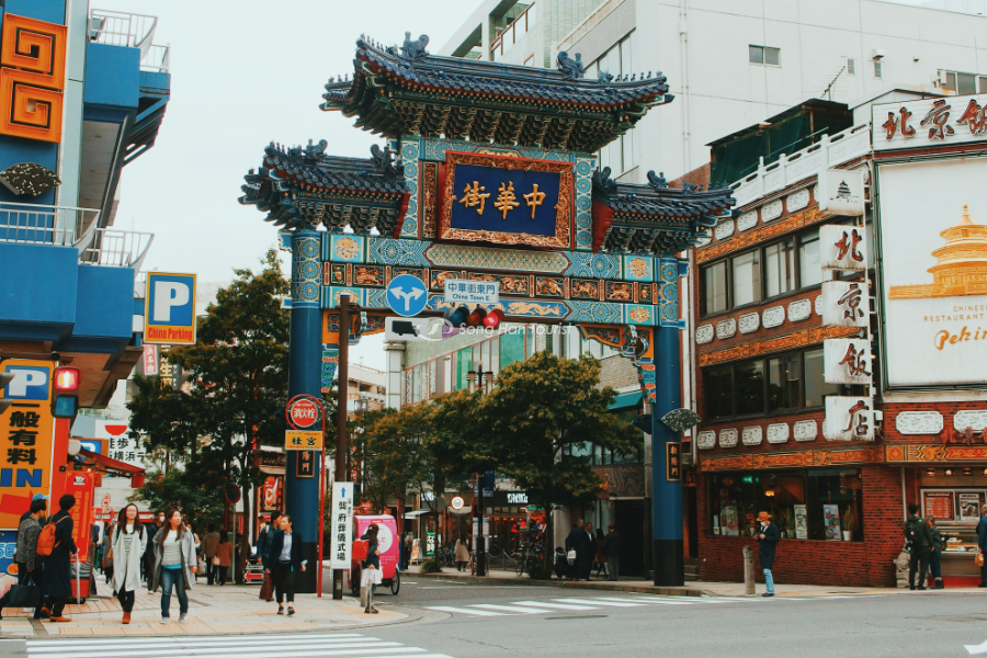 Cổng vào khu phố Tàu với kiến trúc đặc trưng