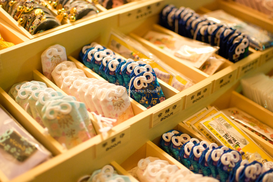 Cửa hàng bán Omamori đầy màu sắc 