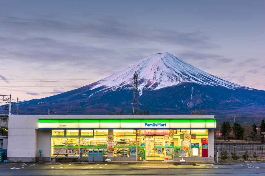 Cửa hàng tiện lợi dưới chân núi Phú Sĩ