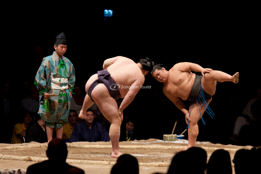 Cuộc đấu mãn nhãn của hai võ sĩ Sumo