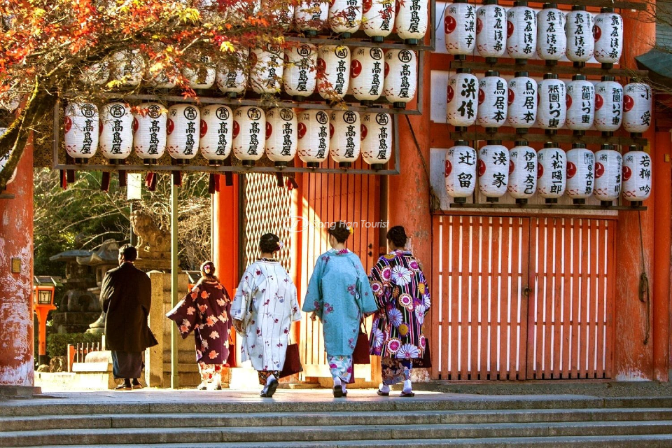 Đi chùa cầu bình an là hoạt động truyền thống của người Nhật vào ngày Tết 
