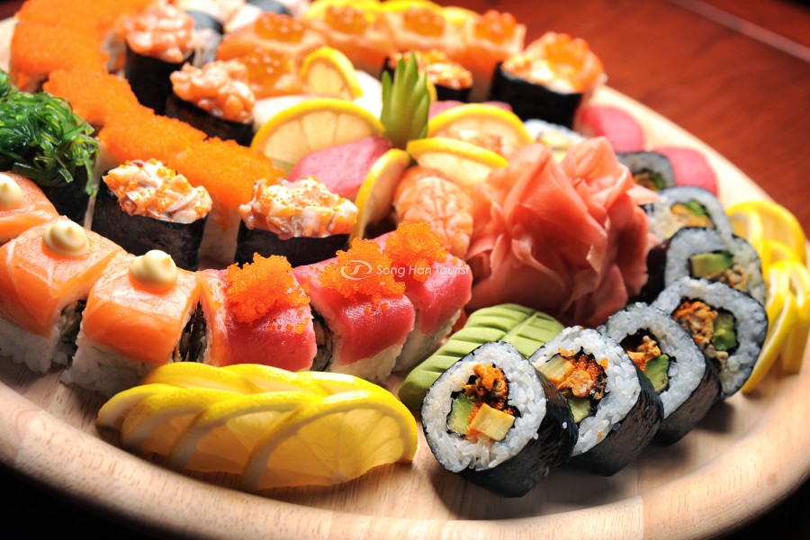 Đĩa Sushi đầy màu sắc