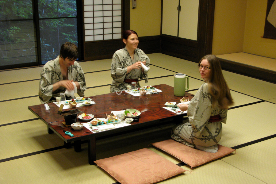 Du khách đang thưởng thức đồ ăn Nhật tại quán trọ sau khi onsen