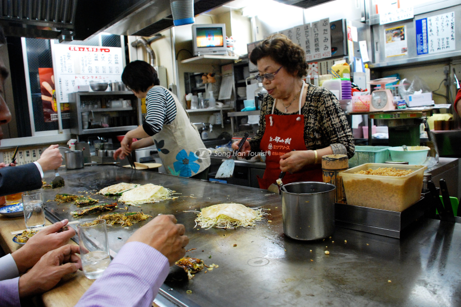 Du lịch Nhật trải nghiệm làm bánh xèo Okonomiyaki